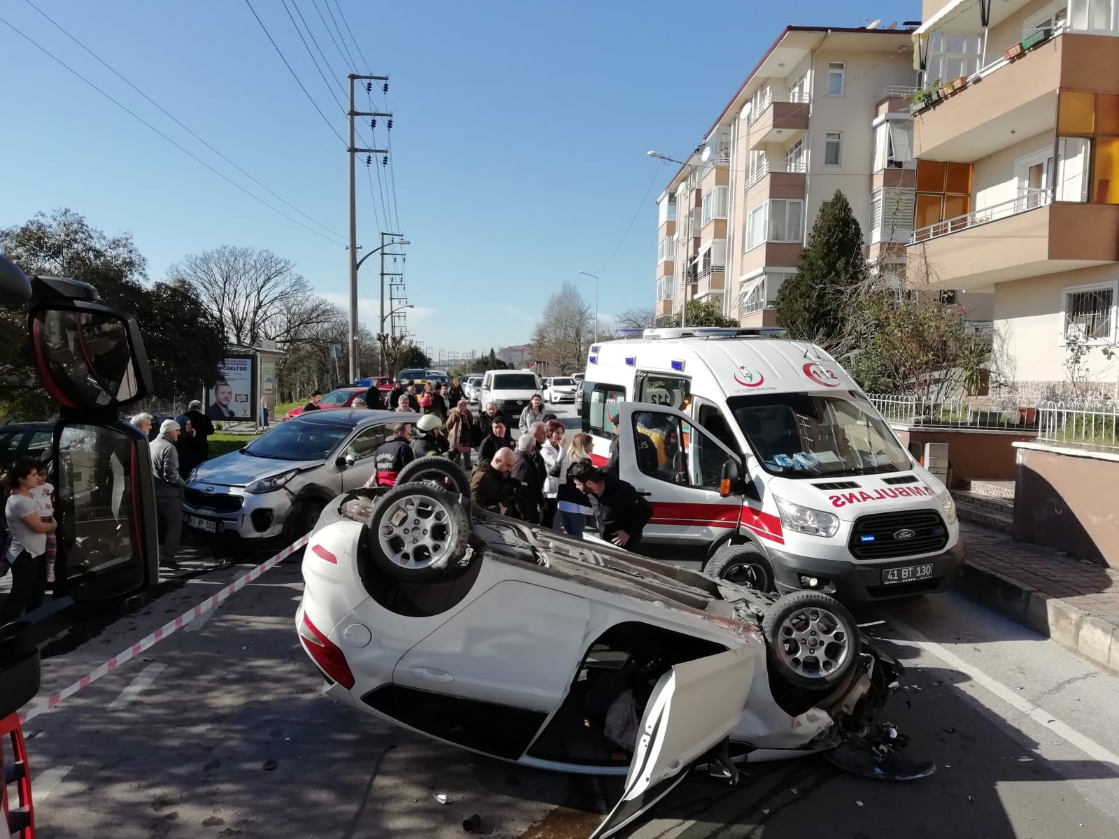 İzmit’te Kaza yapan araçlardan biri ters döndü: 2 yaralı