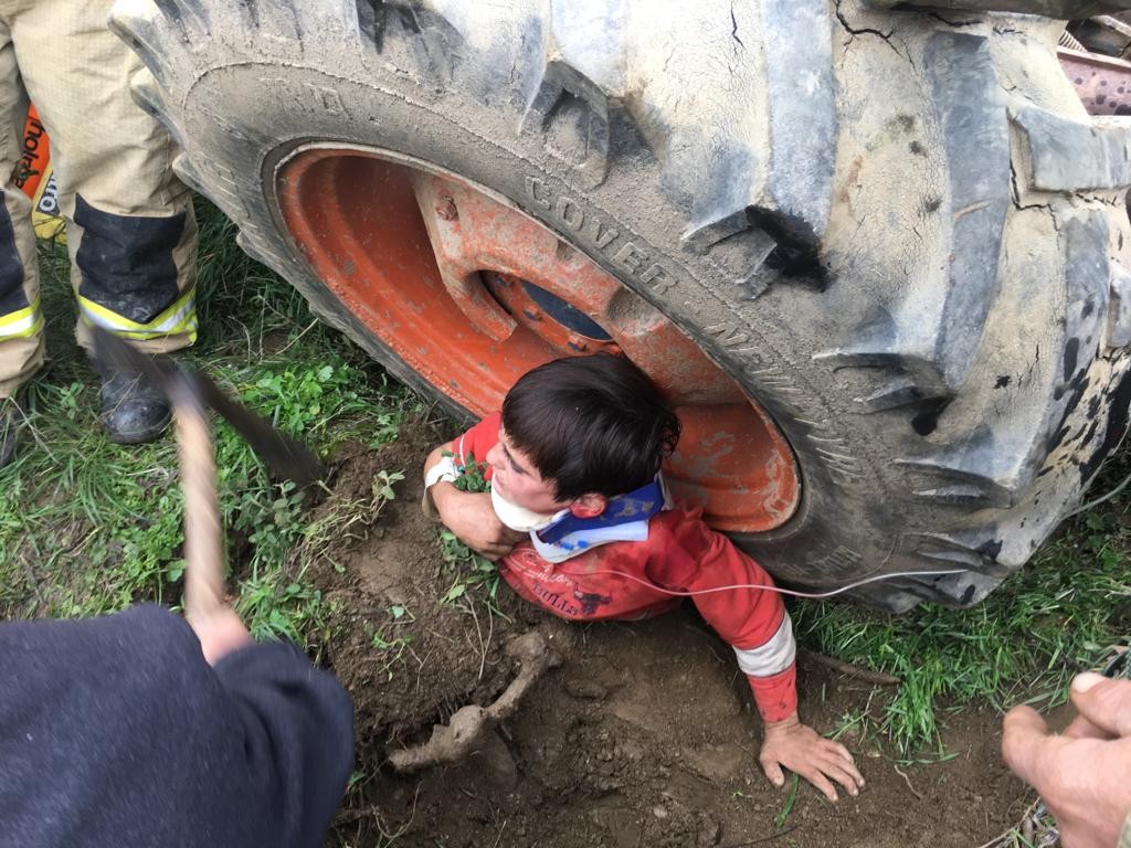 Tire’de Traktörün tekerinde sıkışan çocuğu AKS ekipleri kurtardı