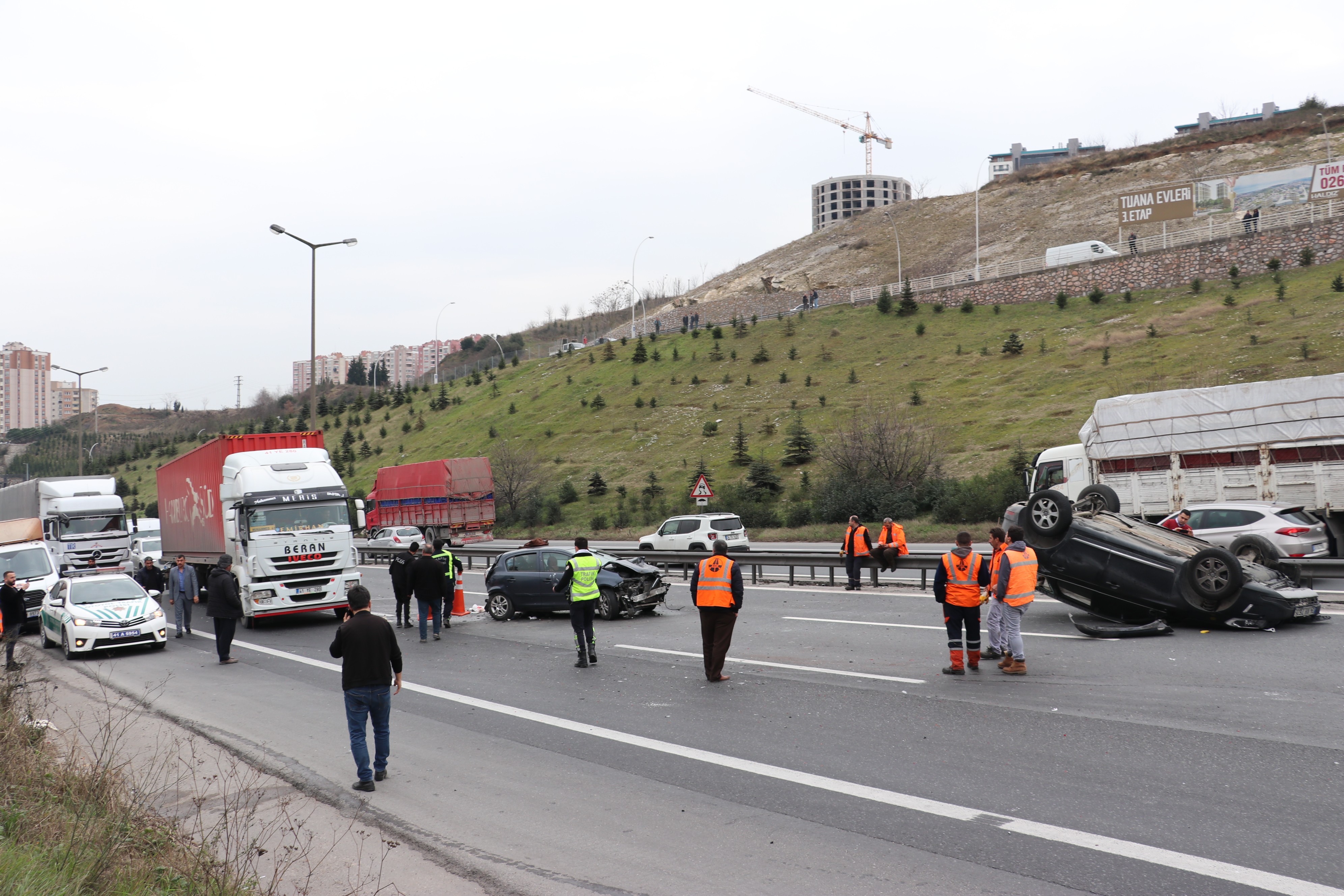 TEM Otoyolu İzmit Mevkiinde 3 araç birbirine girdi: 1’i çocuk 8 yaralı