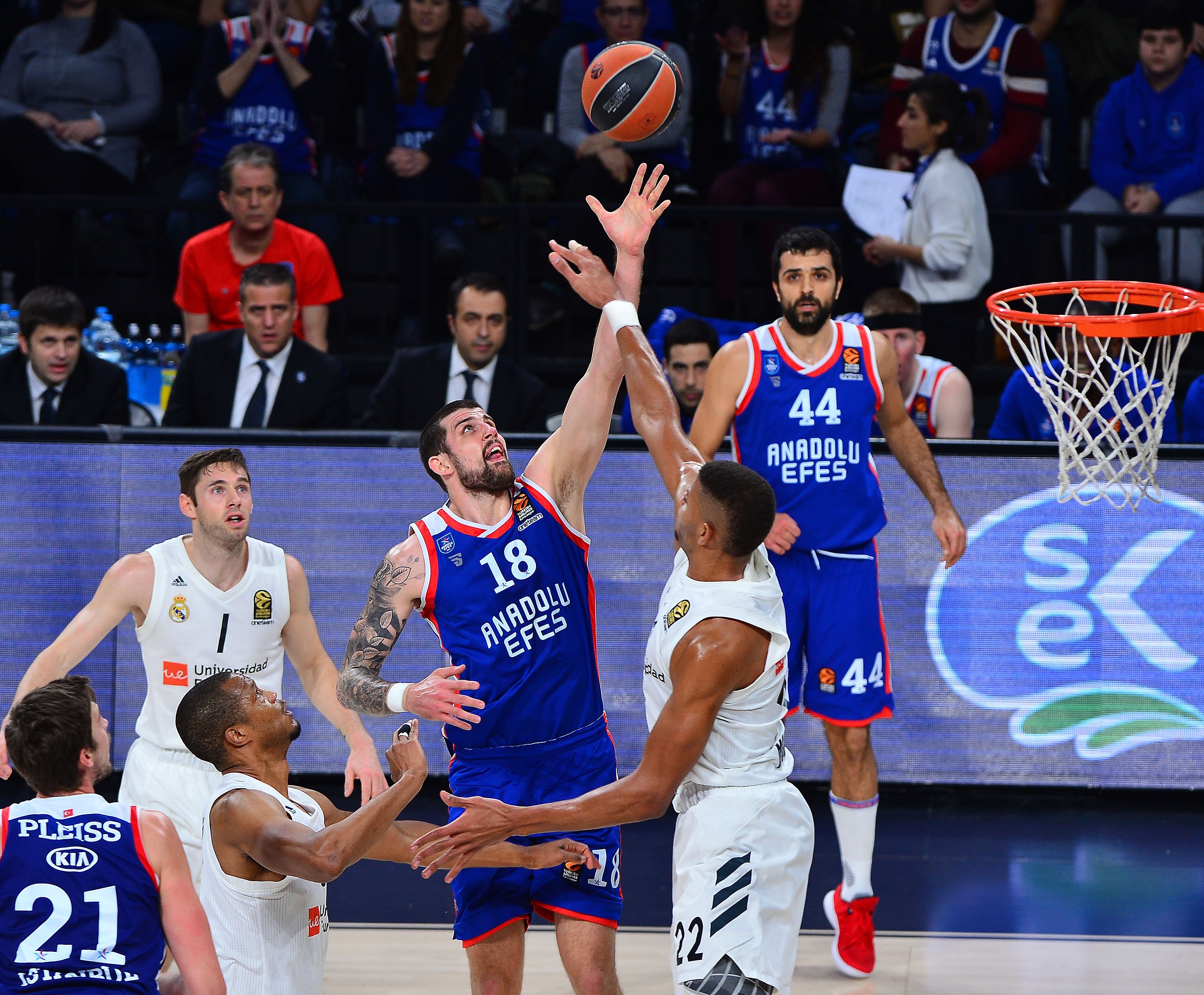 Anadolu Efes, Real Madrid deplasmanında