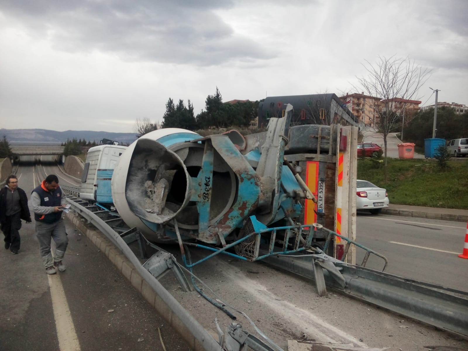 Karamürsel’de Kontrolden çıkan beton mikseri yola devrildi