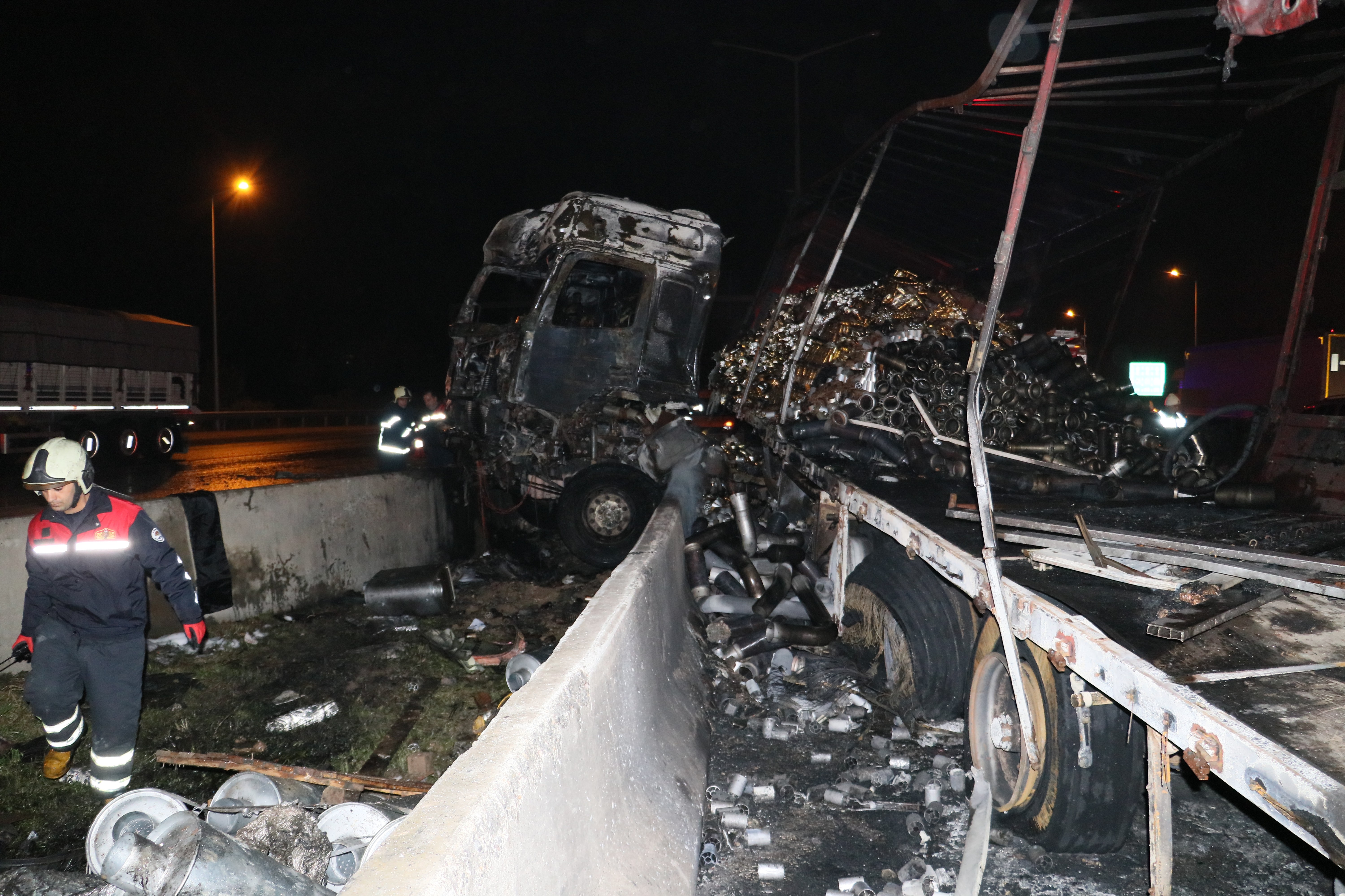 Adana’da Tır sürücüsü kazada yanarak can verdi