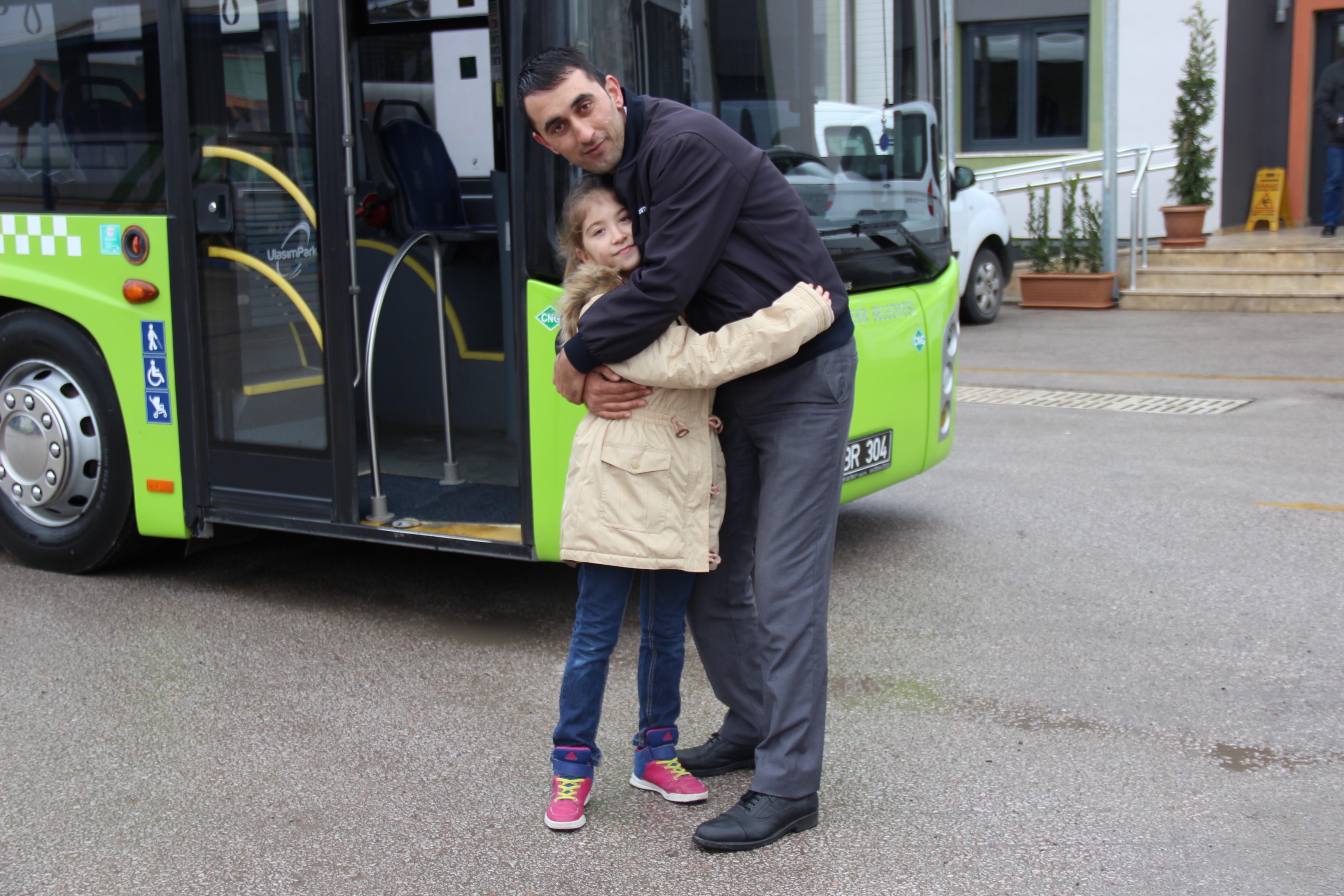 Kocaeli’nde Kendisi için otobüsü hastaneye süren halk otobüsü sürücüne küçük çocuktan teşekkür