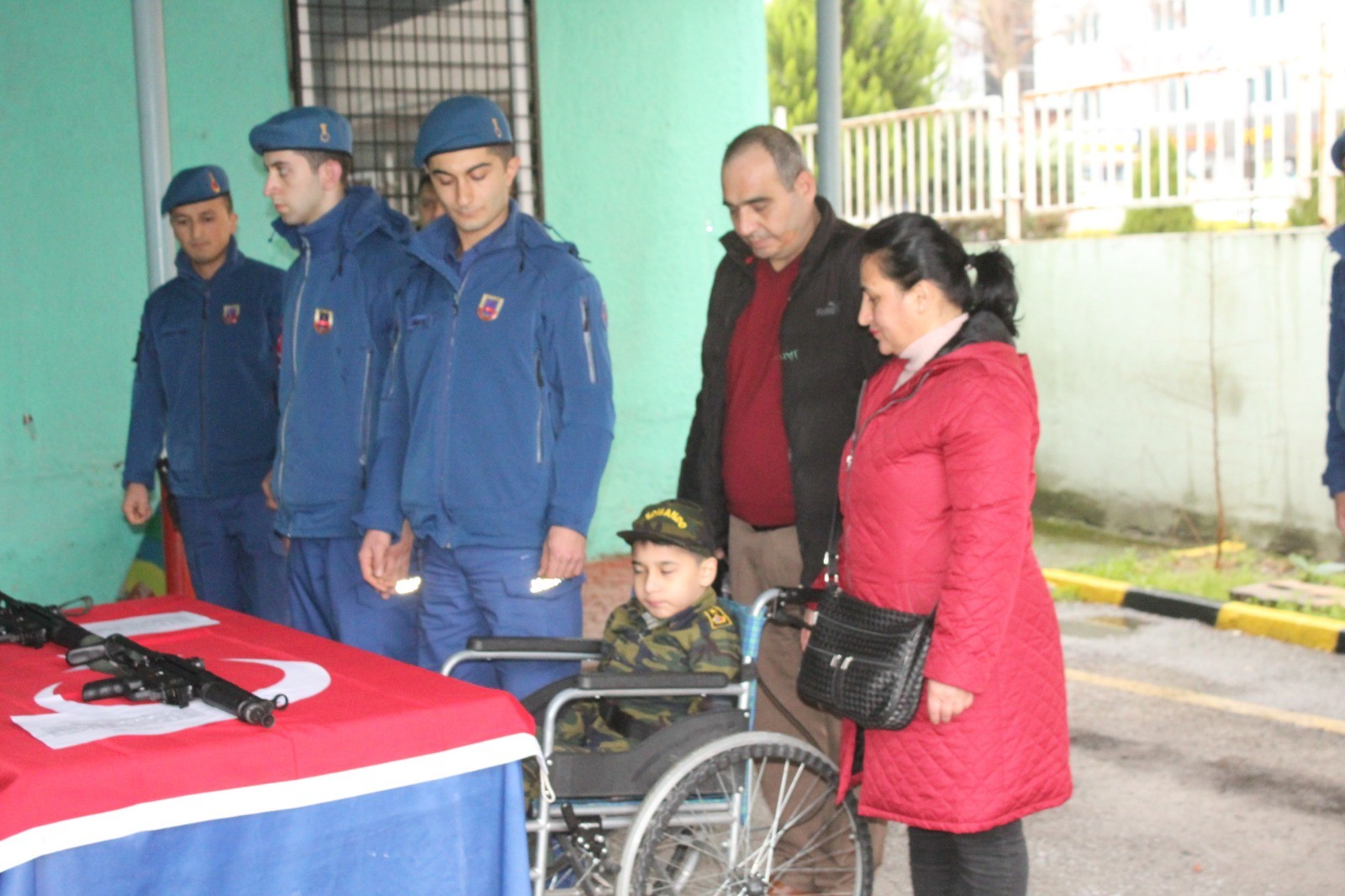 Gölcük’te  DMD hastası 8 yaşındaki Batuhan’ın askerlik hayali gerçek oldu