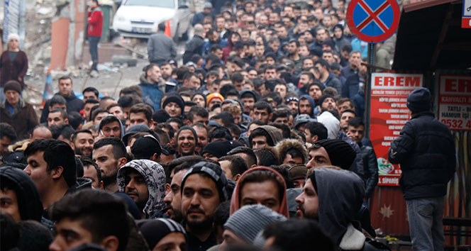 Maden İşçisi Olabilmek İçin Saatlerdir Kuyrukta Bekliyorlar