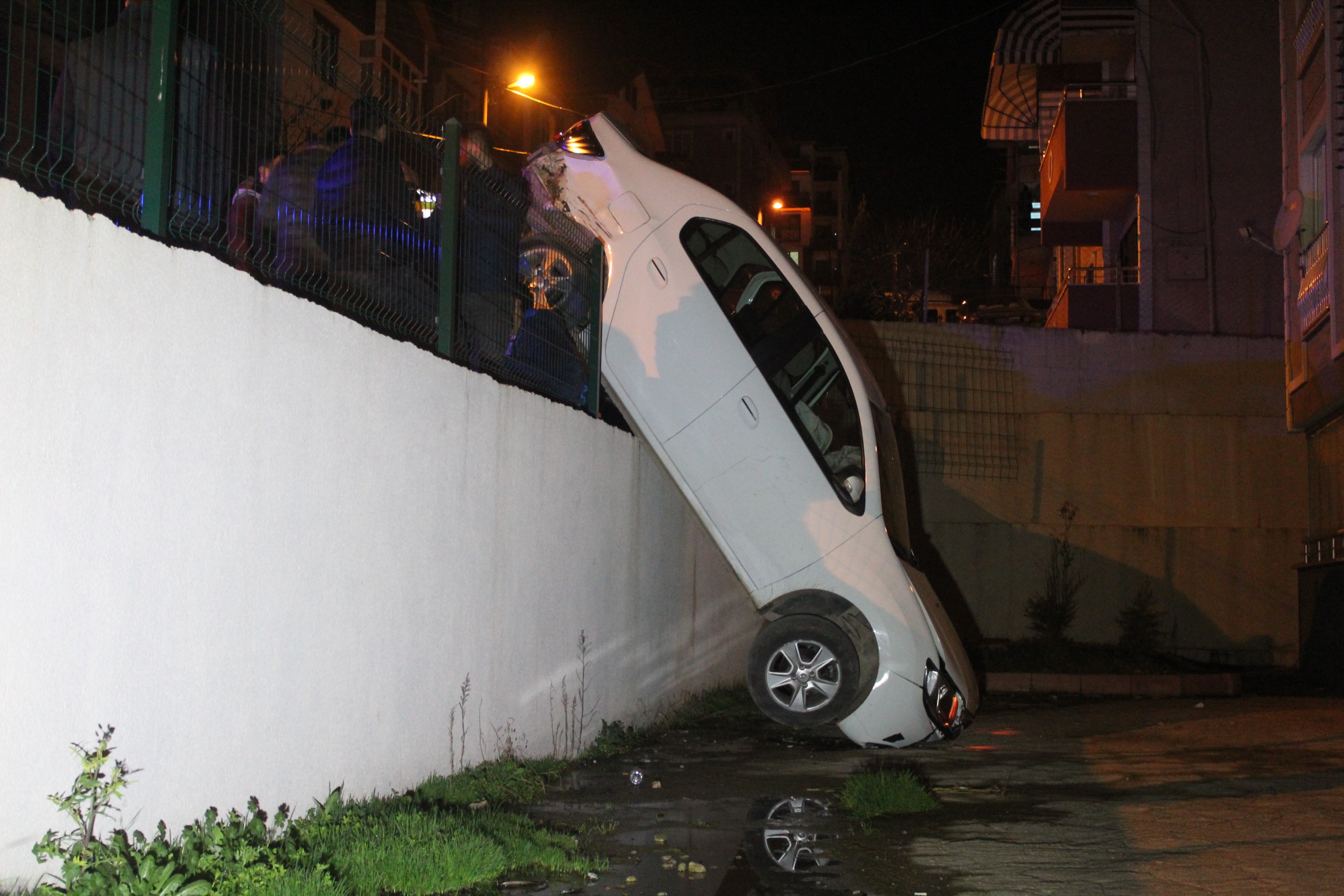 İzmit’te otomobil Bahçe Duvarından Aşağı Düştü