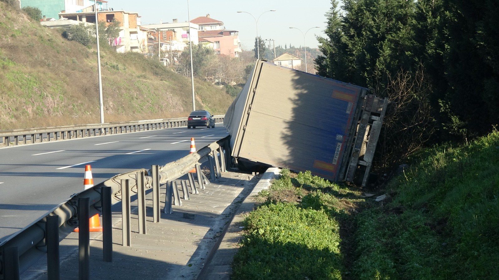 TEM’de kontrolden çıkan tır devrildi: 1 yaralı