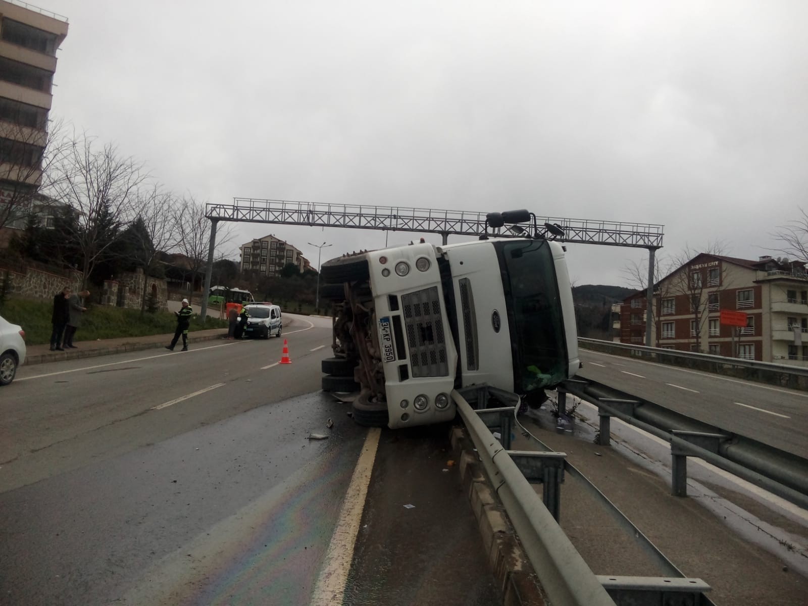 Karamürsel’de Viraja Hızlı Giren Beton Mikseri Devrildi