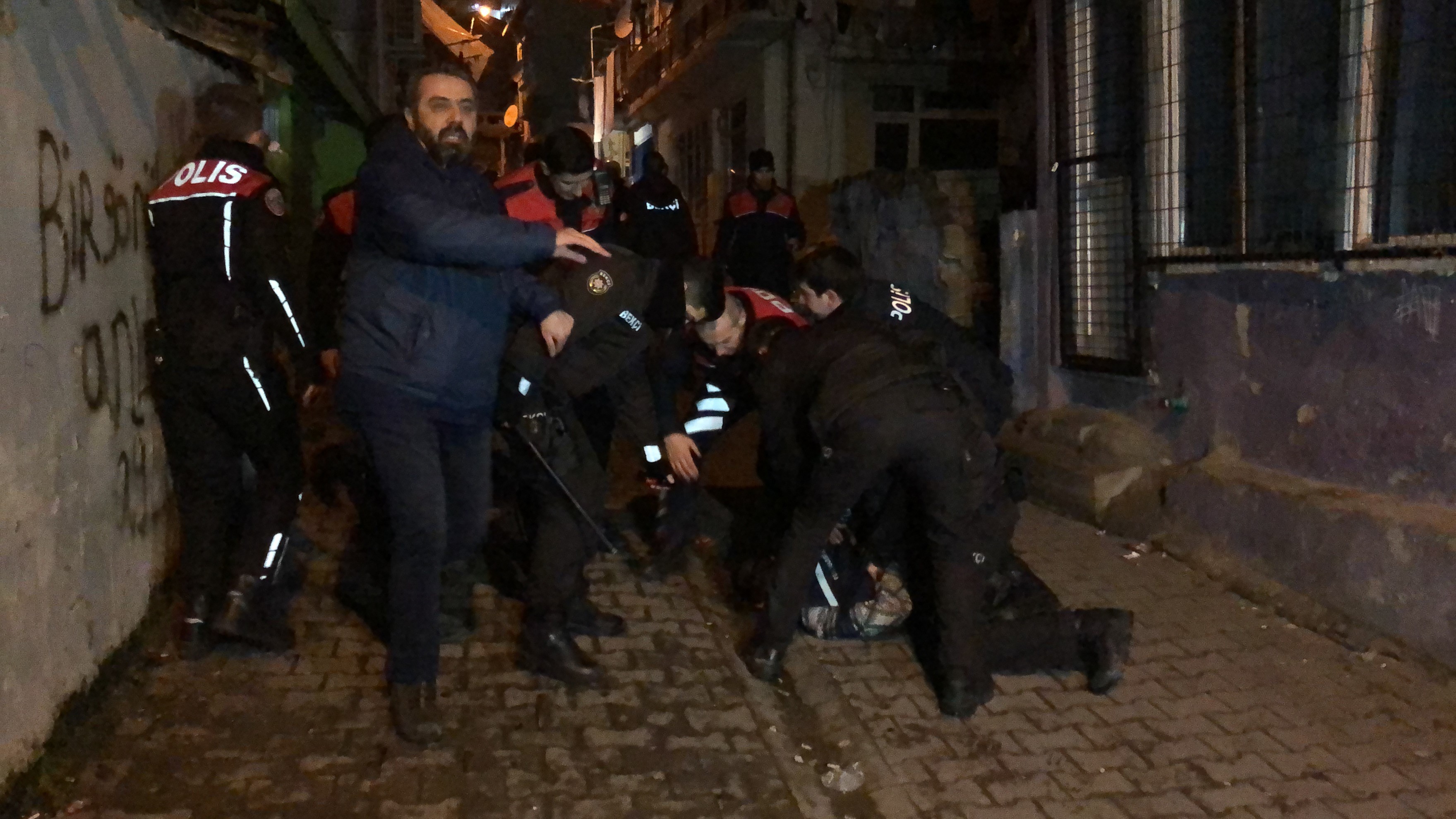 Kocaeli’nde Polis Ekiplerine Taşlı,Sopalı Saldırı