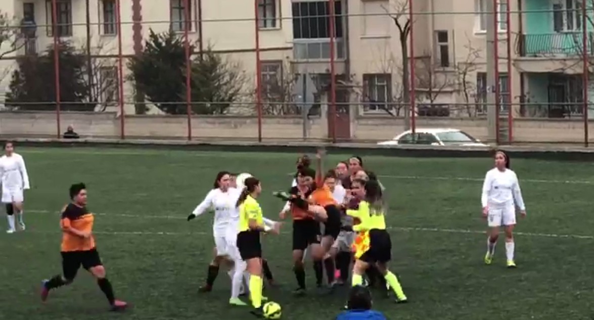 Konya’da Kırmızı Kart Gören Kadın Futbolcu Kadın Hakeme Saldırdı