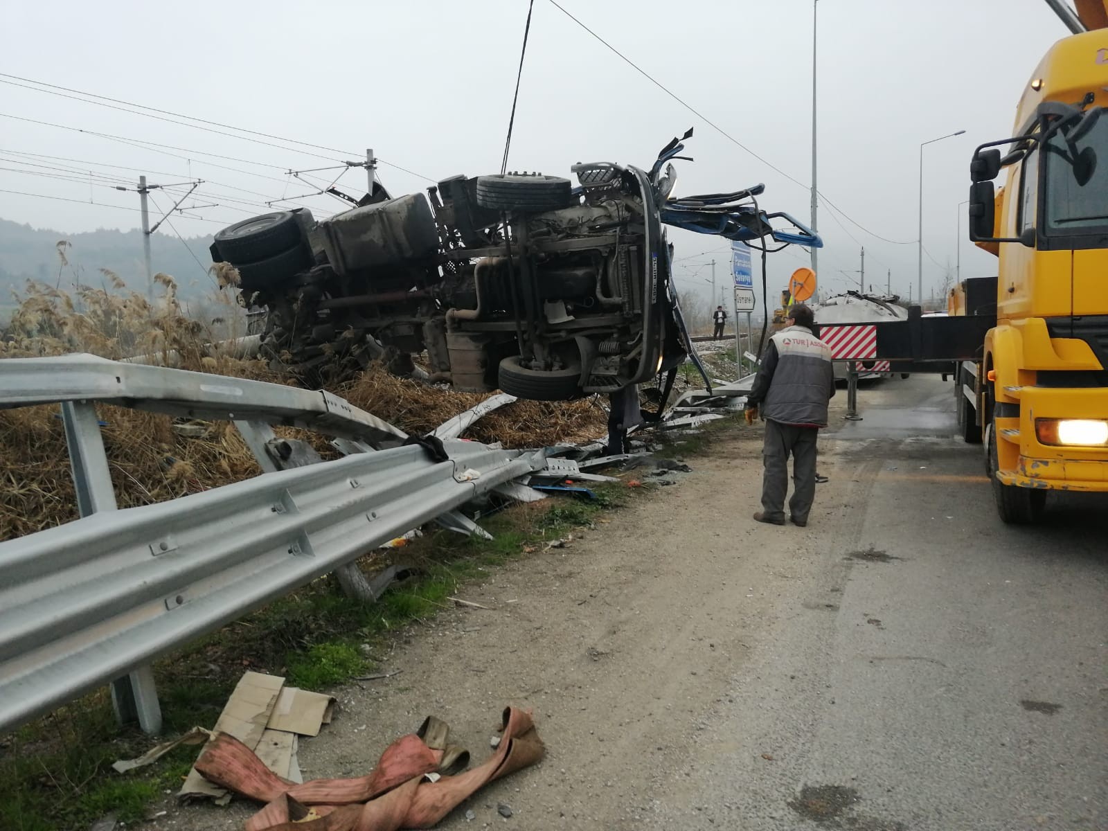 Sakarya’da süt tankeri demiryoluna devrildi: 2 ölü