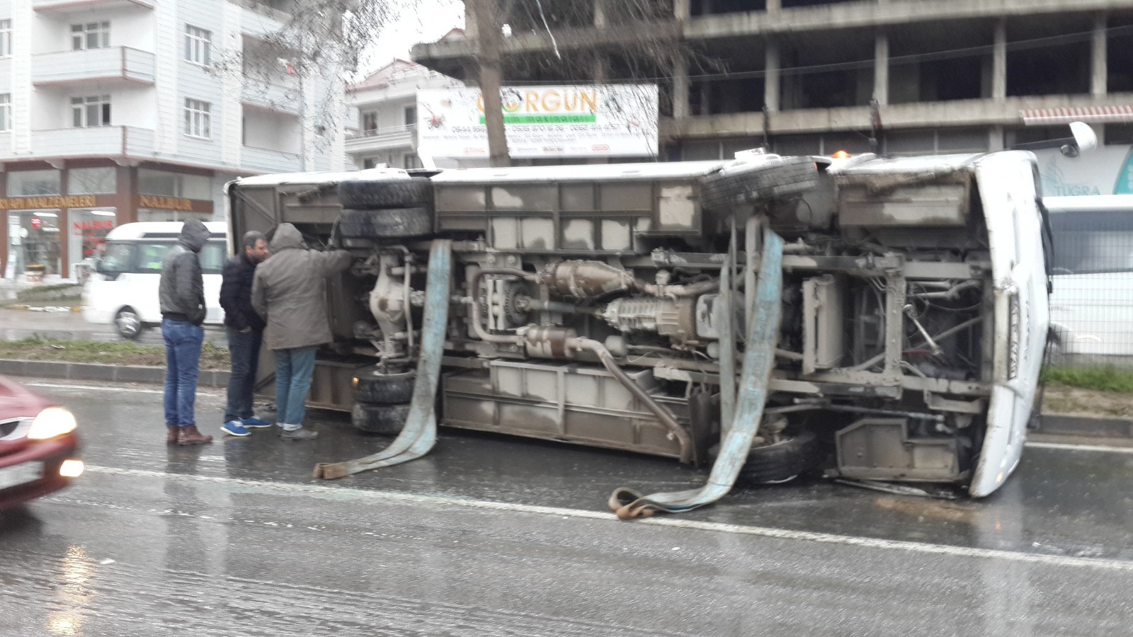 GÖLCÜK’TE İŞÇİ SERVİS MİNİBÜSÜ DEVRİLDİ