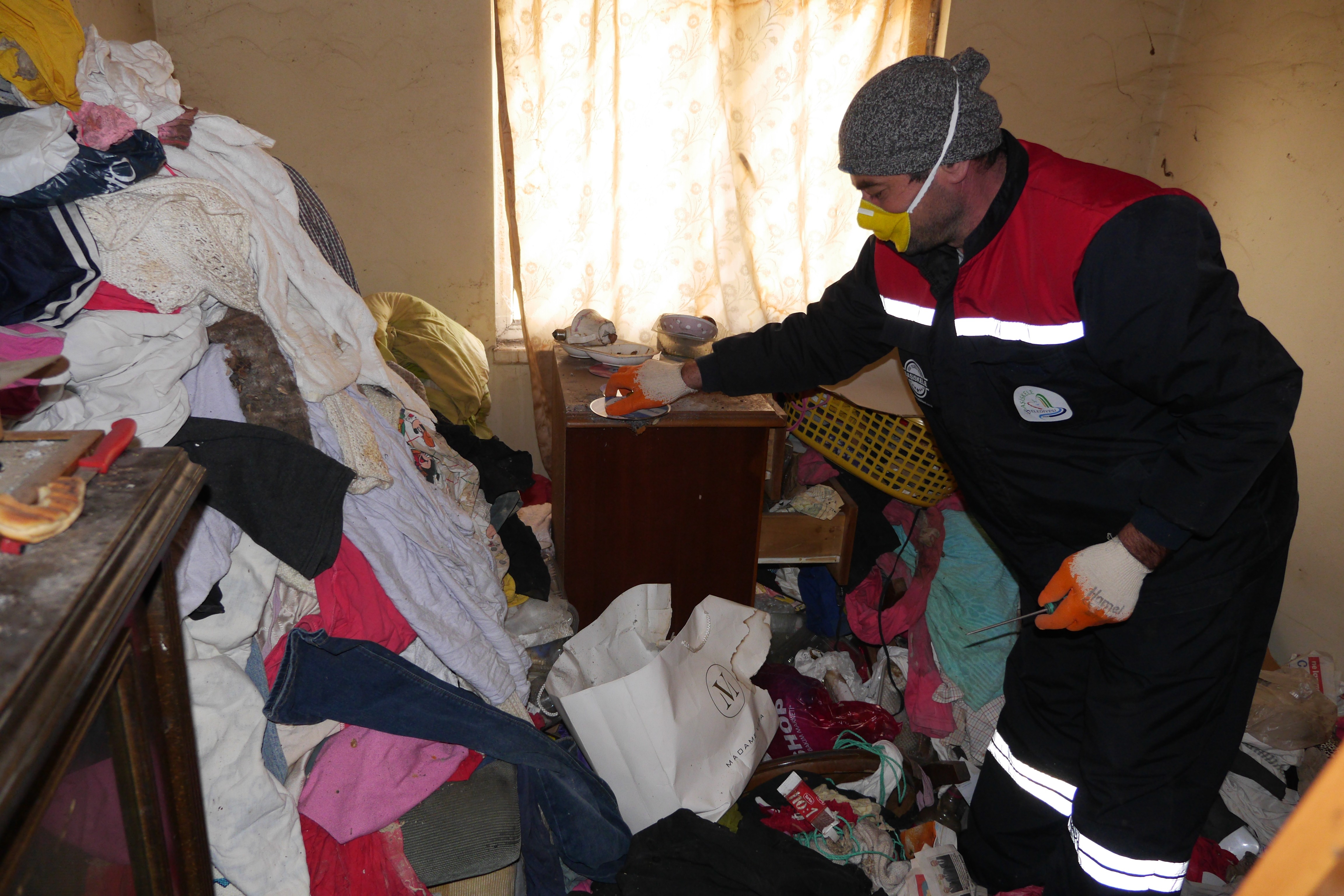 Başiskele’de Yalnız Yaşayan Gencin Evinden 5 Kamyon Çöp Çıktı