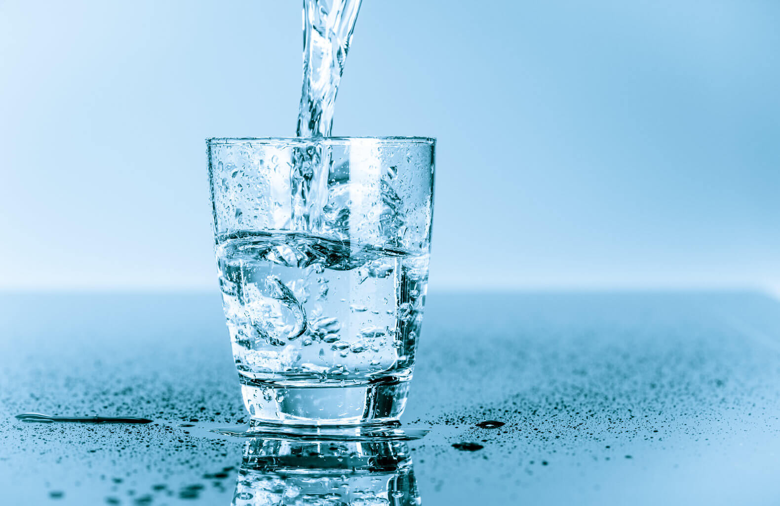 Toksinleri atmak için günlük en az 14 bardak su tüketin