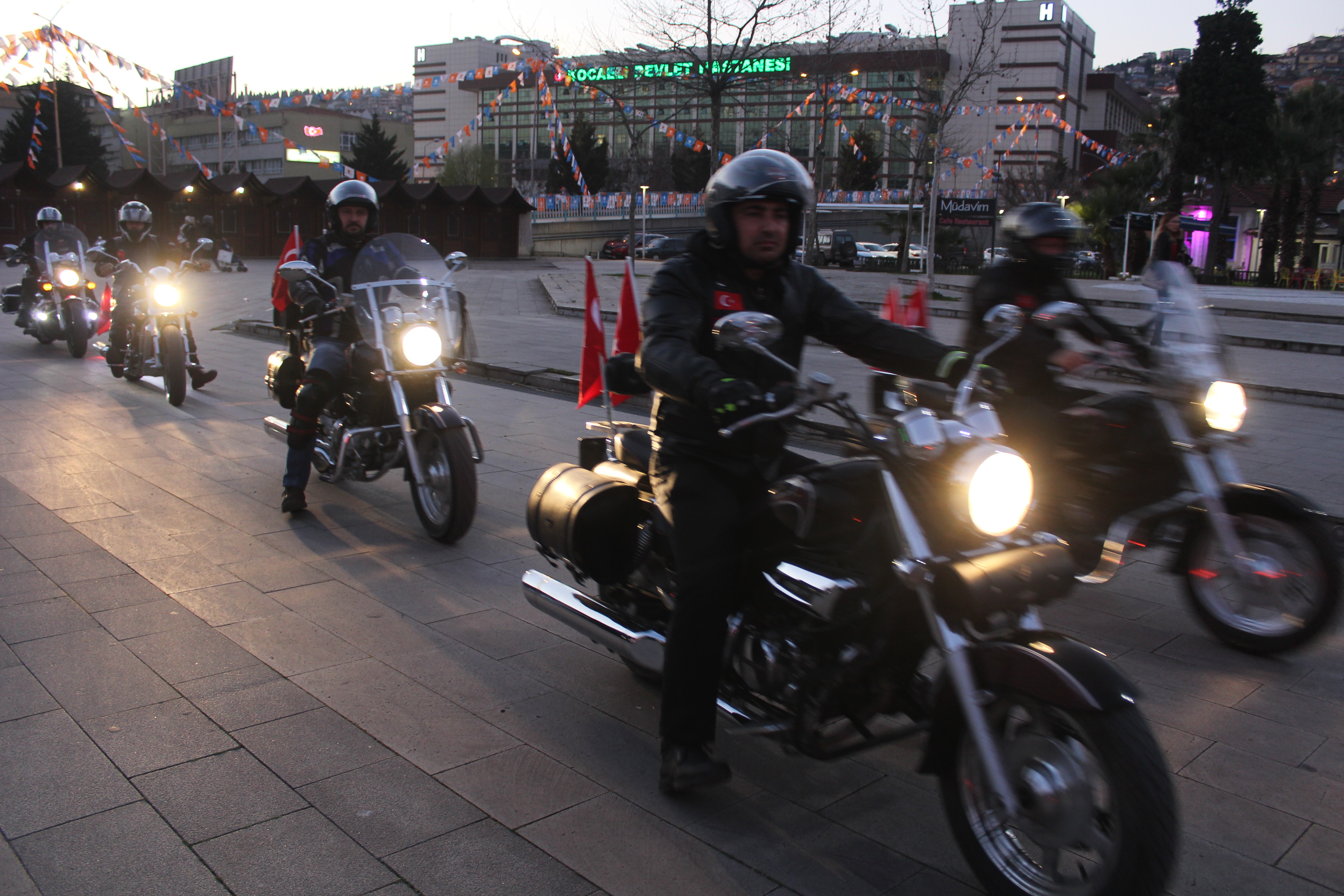 Kocaeli’de Motosikletlerini Çanakkale Şehitleri İçin Sürdüler