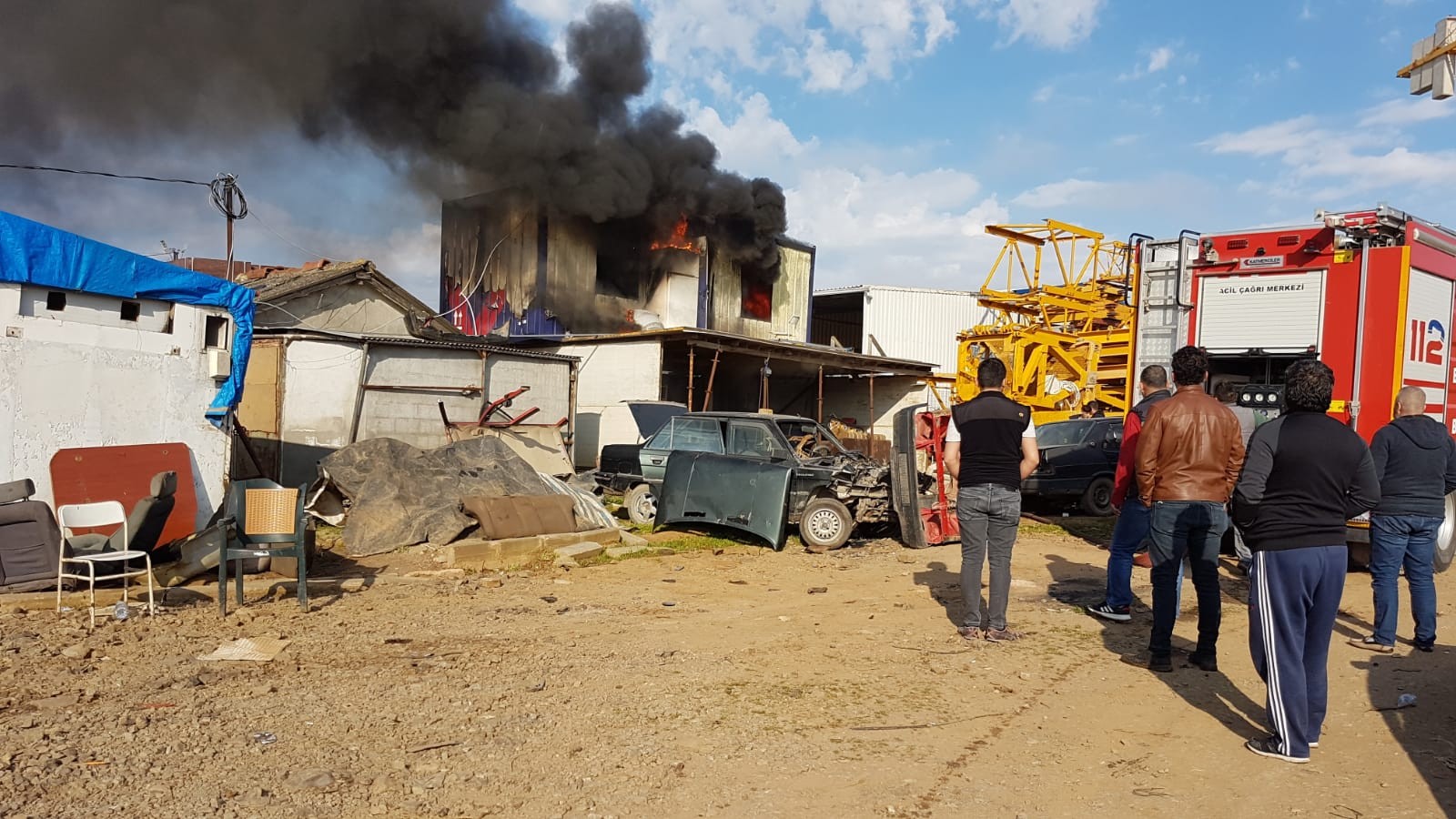 Gebze’de Alev Alev Yanan Konteynerde Mahsur Kalan Minik Çocuğu İtfaiye Kurtardı