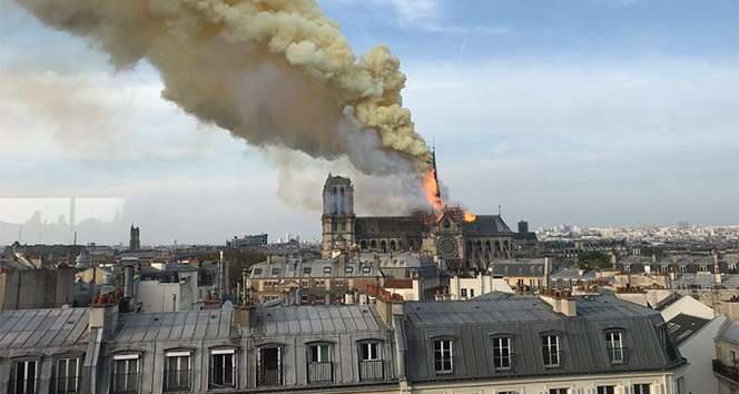 Paris’in Simgesi Yandı