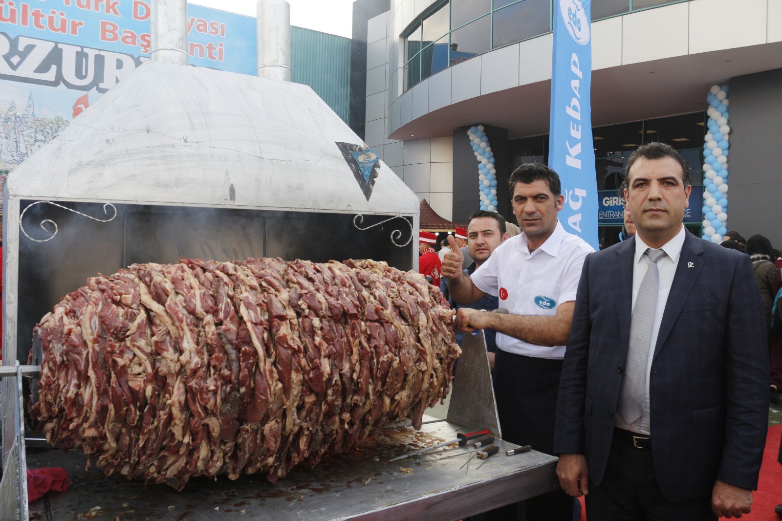 Erzurumlular 650 kiloluk cağ kebabı ile Kocaeli’de rekor kırdı