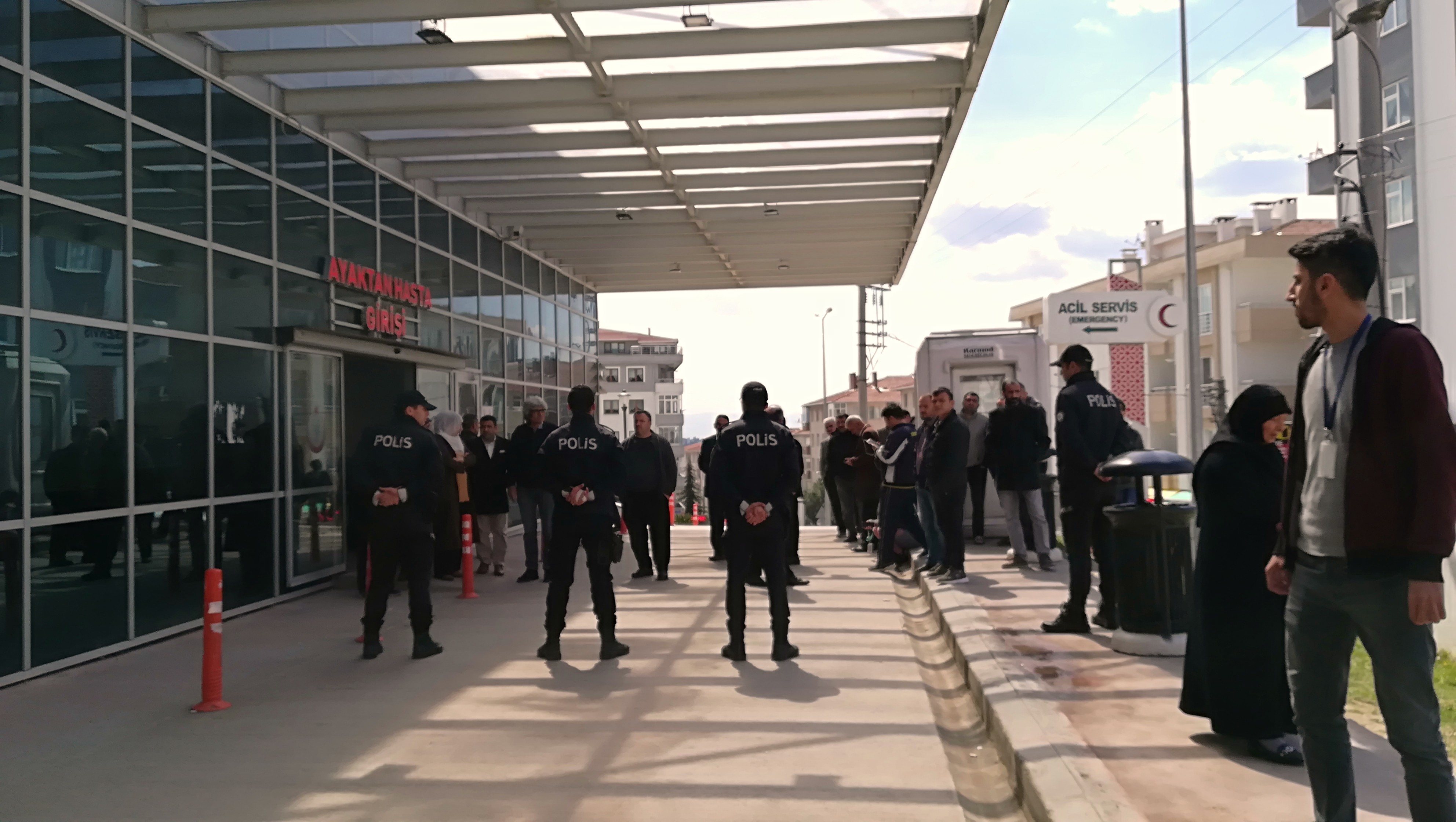Cezaevi önünde toplanan göstericilere polis müdahalesi: 12 gözaltı