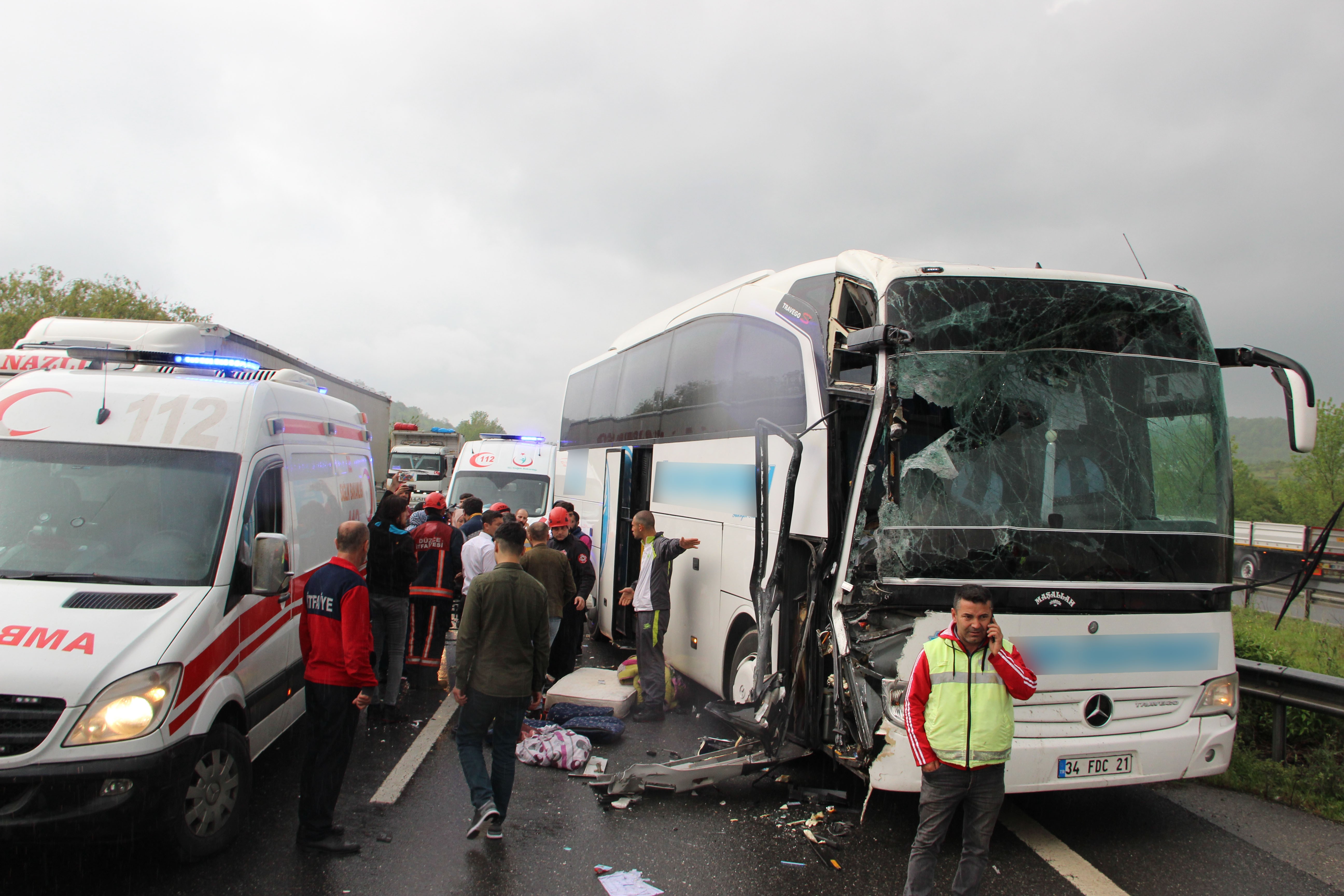 TEM’de otobüs tıra çarptı: 7 yaralı