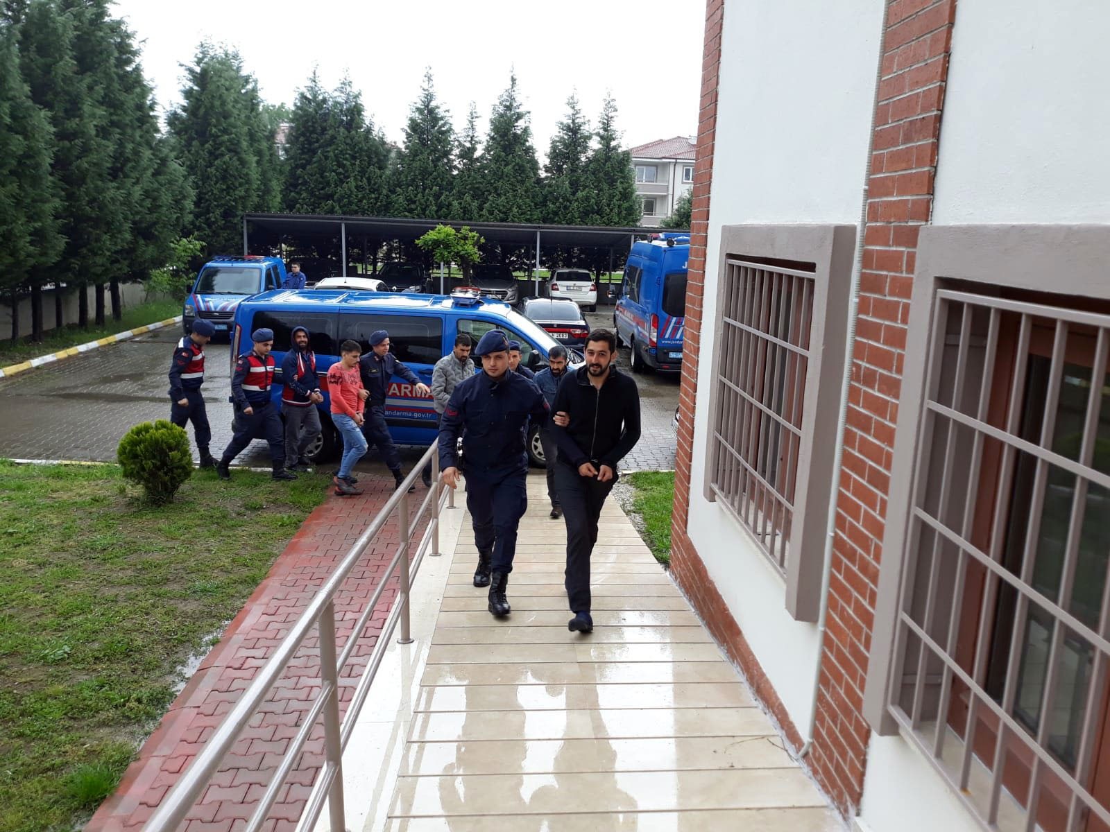 Akyazı’da  torbacılara yönelik operasyon: 6 tutuklama