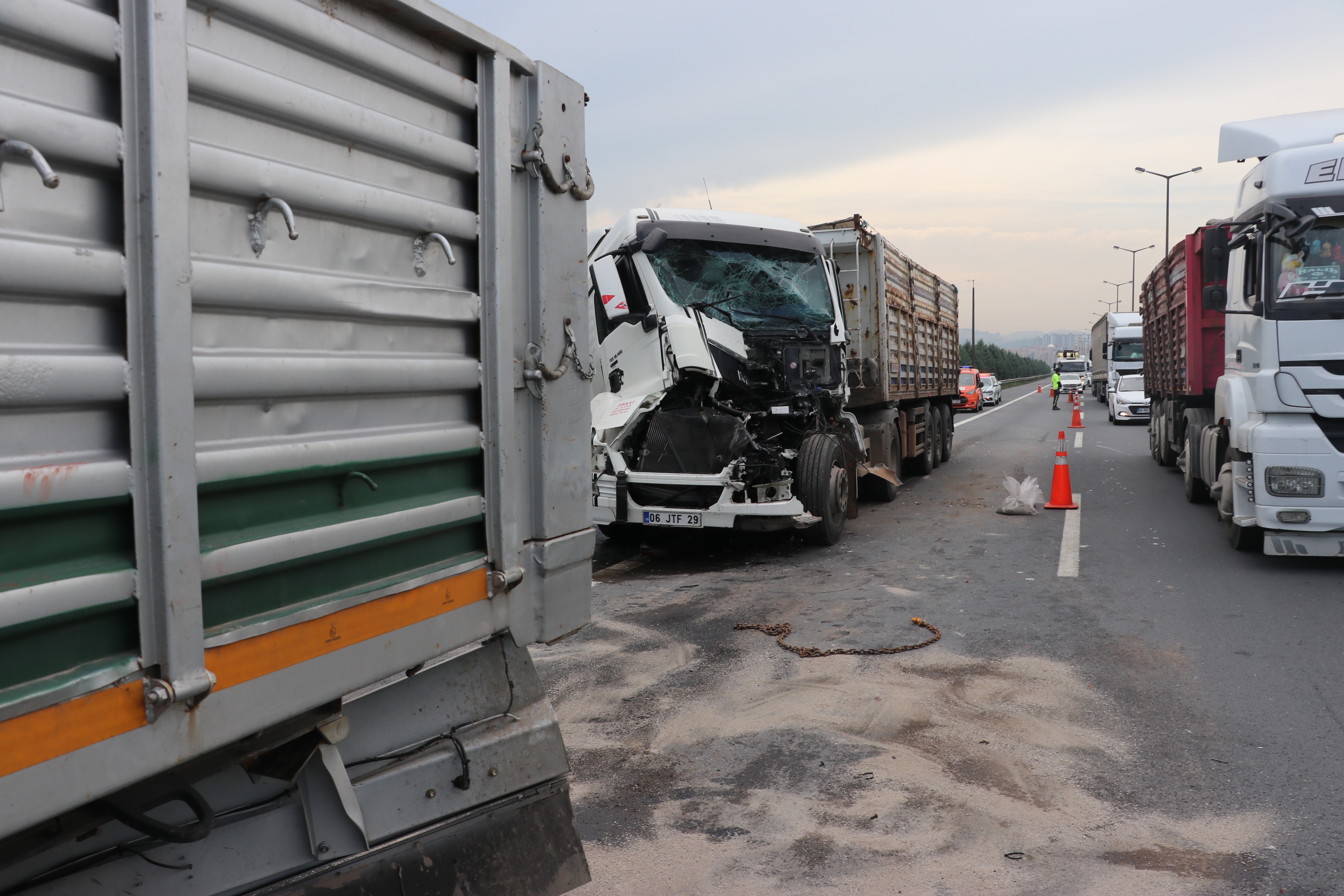 Kocaeli TEM Otoyolunda zincirleme kaza: 4 yaralı