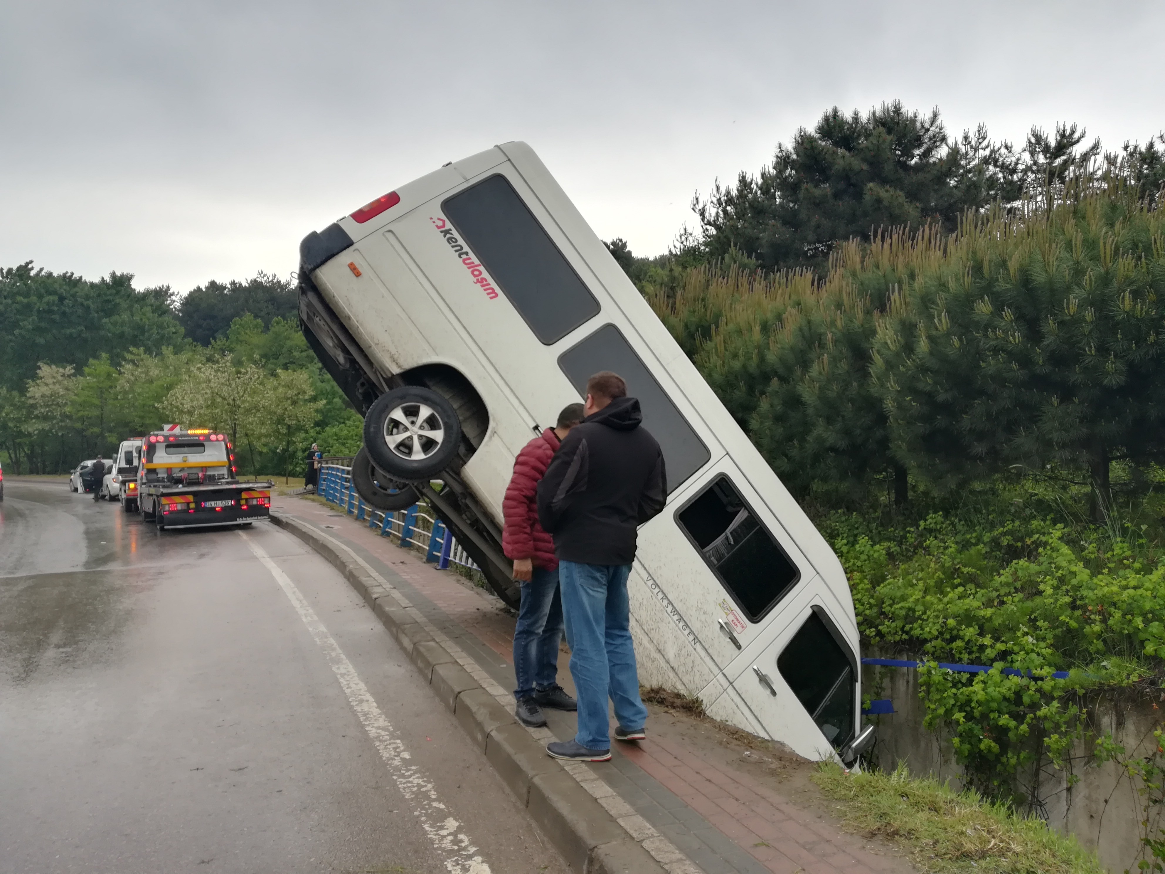 Su kanalına düşen minibüsten burnu bile kanamadan çıktı