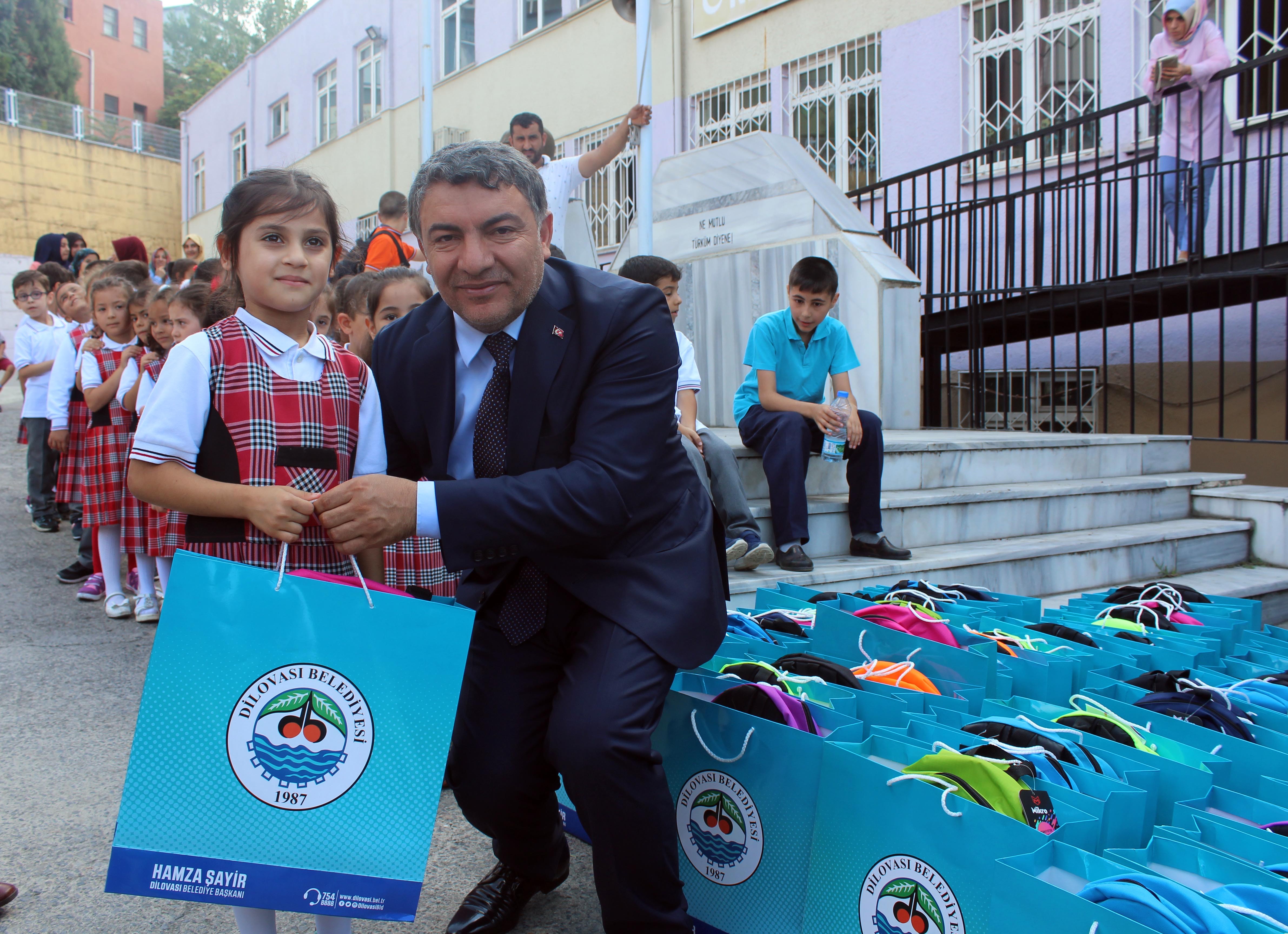 Makam aracını sattı, 12 bin öğrencinin yüzünü güldürdü