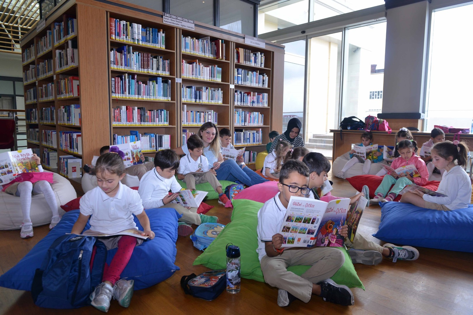 Kitap okuyup elleriyle kâğıt ürettiler