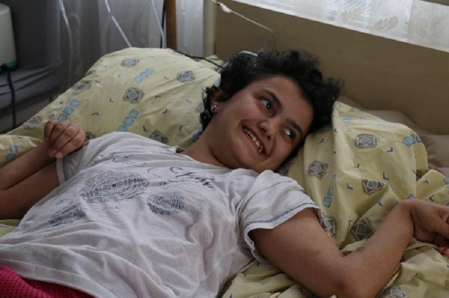 Kök hücre tedavisi bekleyen 13 yaşındaki Medine hayatını kaybetti