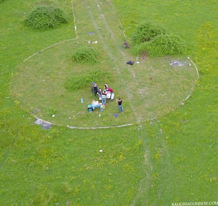 Sakarya’da kısıtlamayı ihlal ederek piknik hazırlığı yapan grubu drone yakaladı