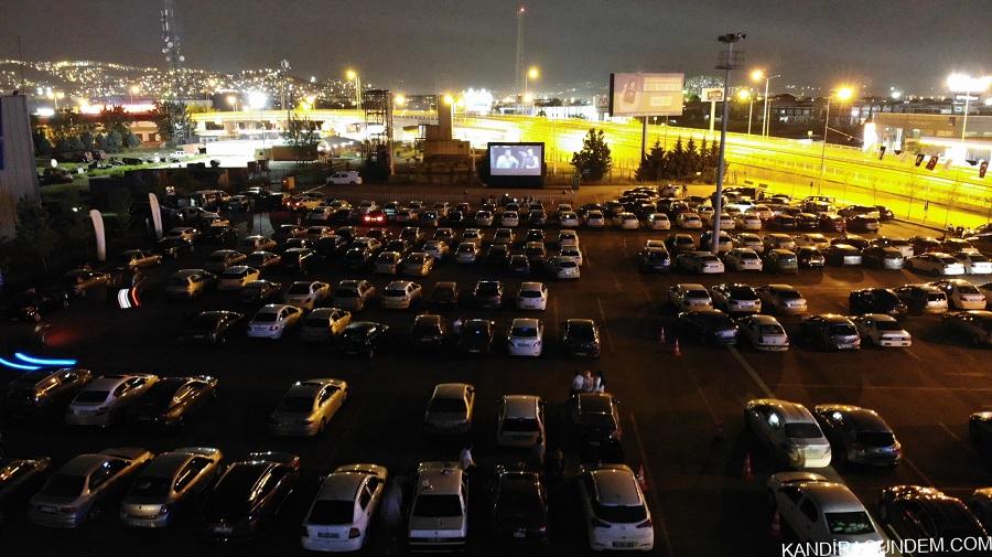 Kocaeli’de yüzlerce vatandaş arabalarından sinema filmi izledi