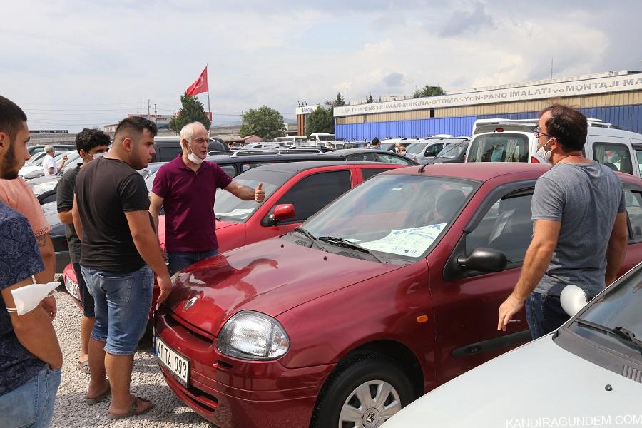 İkinci el araç almaya gelen vatandaşlar fiyatları görünce tepki gösterdi