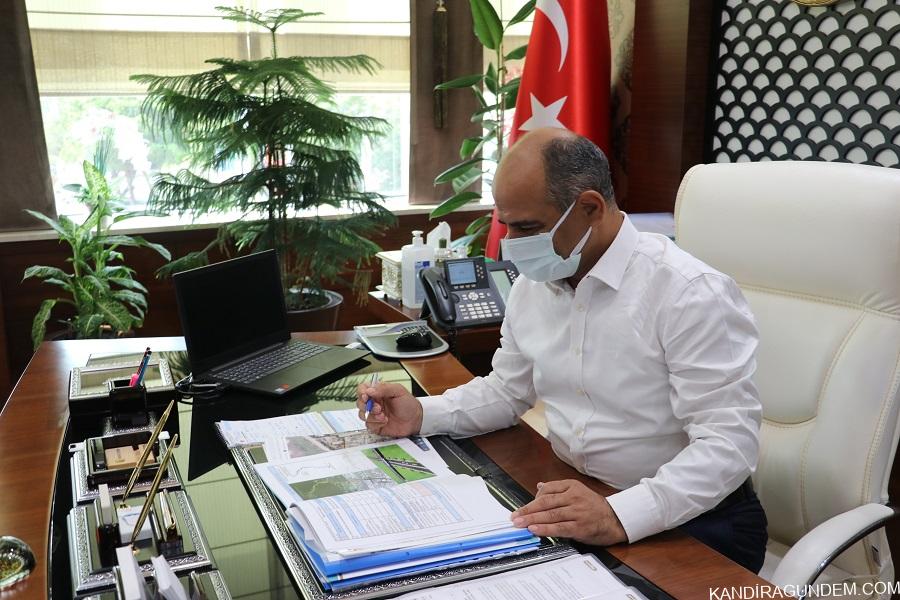 Korona virüsü yenen belediye başkanını alkışlarla karşıladılar