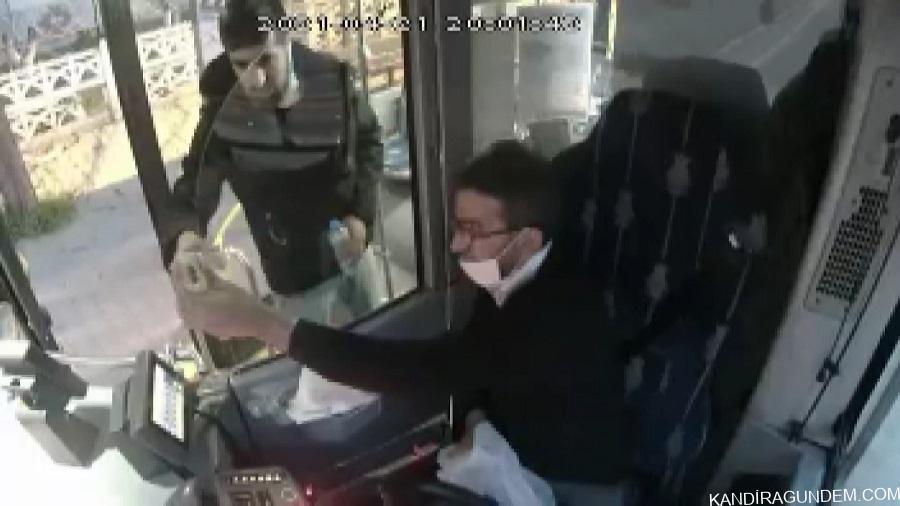 Halk otobüsü şoförü iftar yemeğini yolcu ile paylaştı