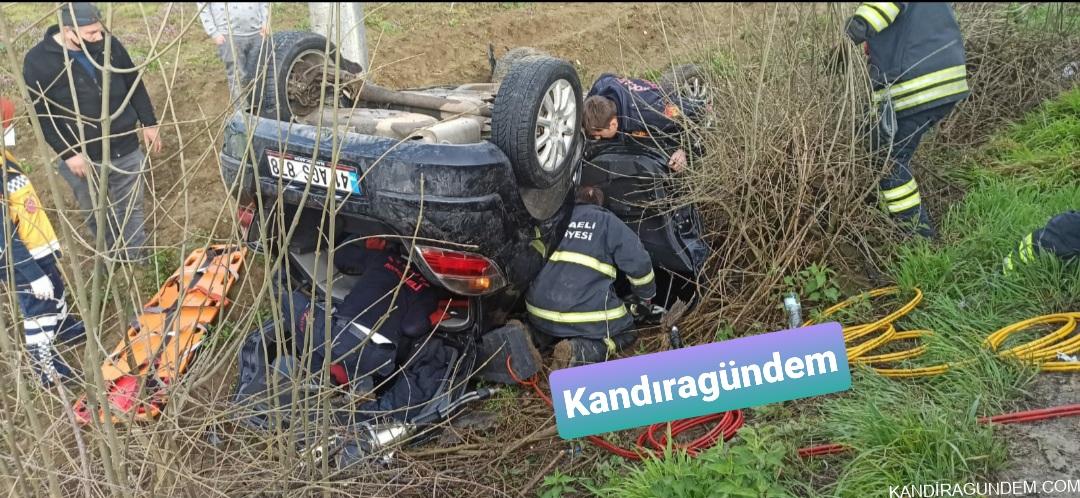 Kandıra da, otomobilin şarampole devrilmesi sonucu yaralanan sürücü, sıkıştığı yerden itfaiye ekiplerince kurtarıldı.