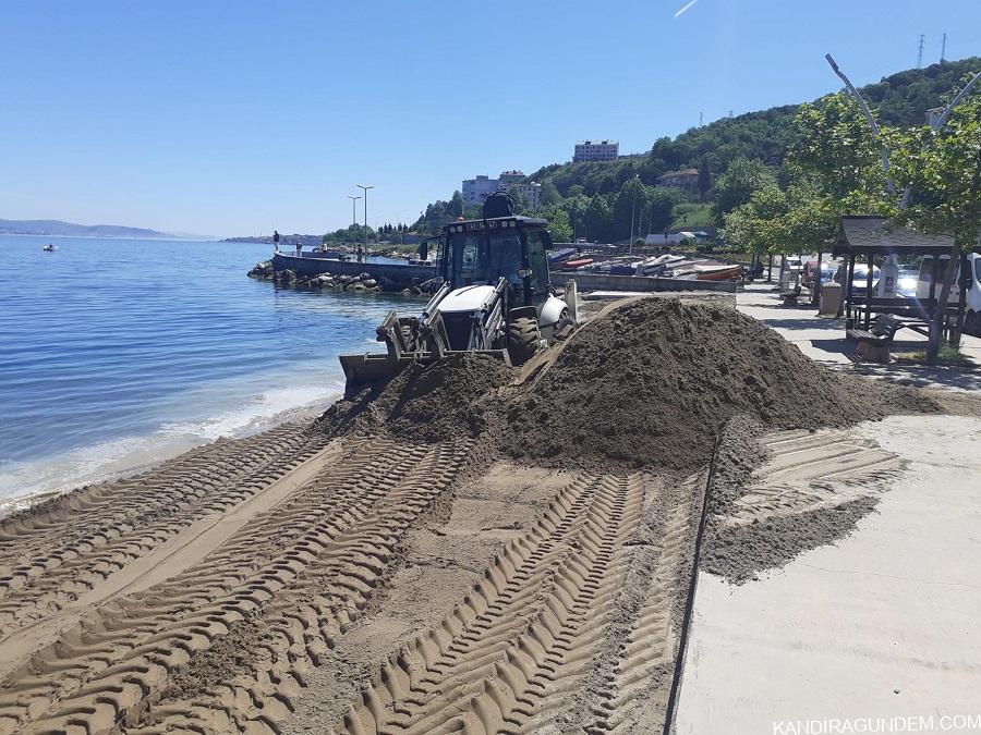 Kandıra’dan alınan kumlar plajlara seriliyor