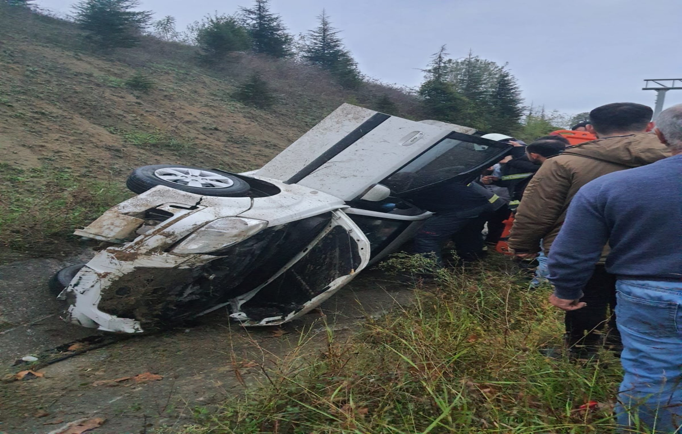 Kandıra’da İki otomobil su kanalına devrildi, araçta sıkışan yaralıyı itfaiye kurtardı